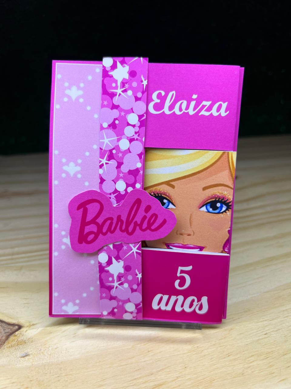 Caixa surpresa montada em tons de rosa com tema de boneca fashion e nome Eloiza
