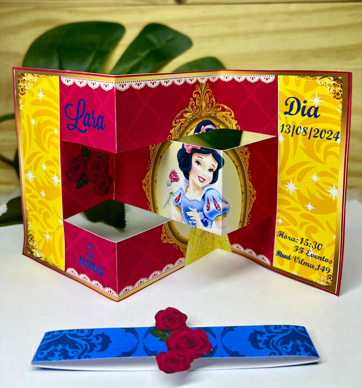 Convite 3D Branca de Neve aberto, com janela giratória e dados da festa