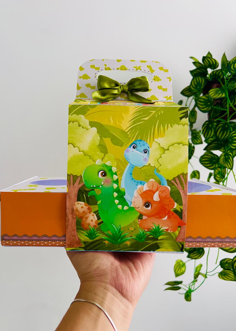 Caixa surpresa montada do Kit Dinossauro Baby, com dinossauros coloridos e laço verde