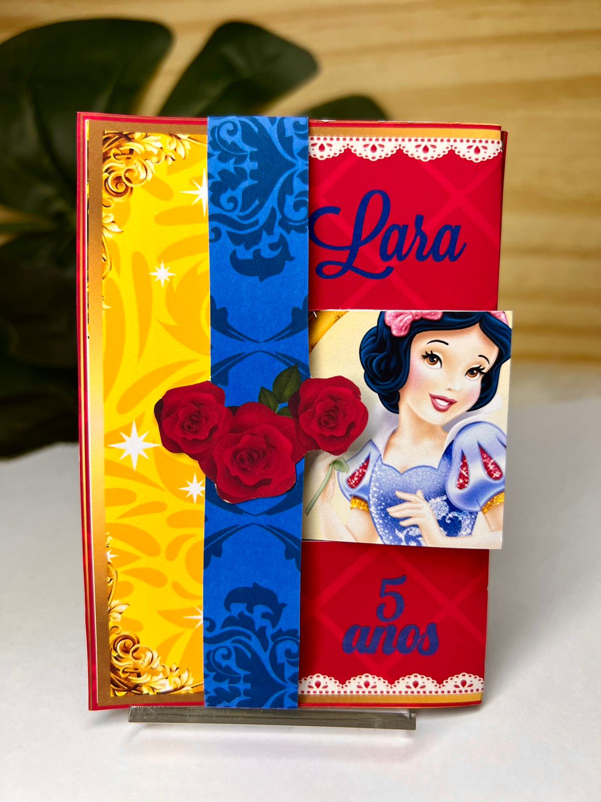 Convite 3D Branca de Neve fechado, em vermelho e dourado com rosas