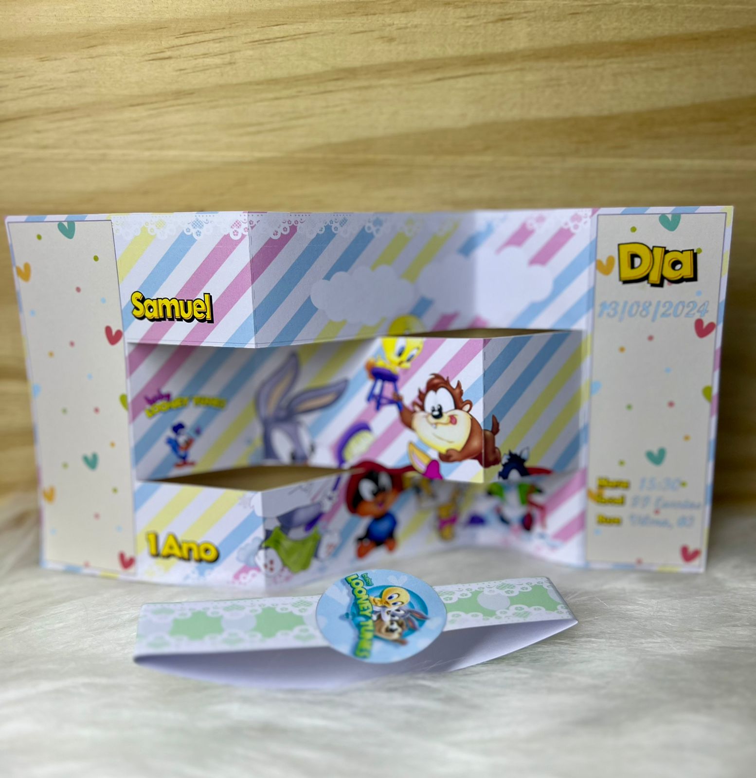 Convite 3D aberto com personagens de desenho animado bebês em listras coloridas