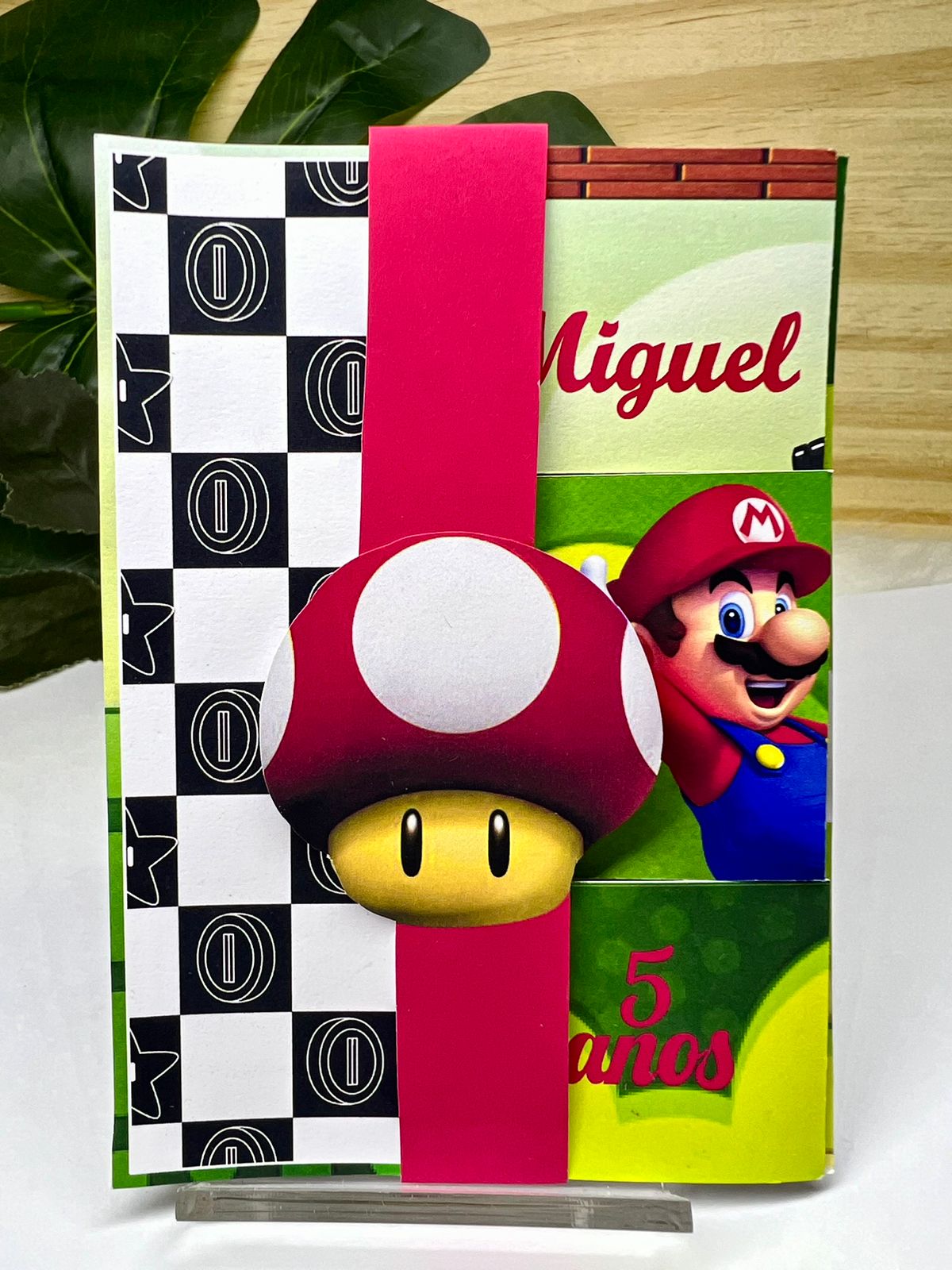 Convite 3D tema videogame, fechado com faixa e cogumelo em relevo